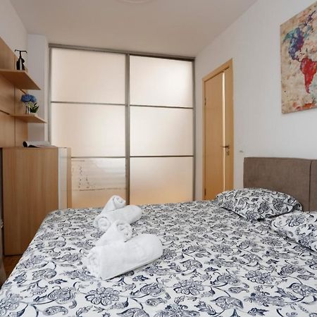 Lovely 2 Bedroom Apartment Near Old Town Bukarest Kültér fotó