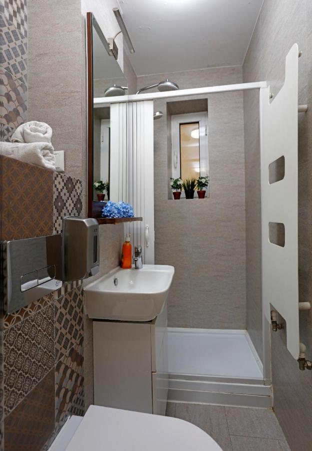 Lovely 2 Bedroom Apartment Near Old Town Bukarest Kültér fotó